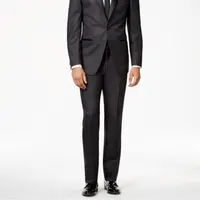 Jas stylis ini bisa kamu pakai untuk wisuda, hadir di pernikahan, bahkan untuk panggilan interview. (via: buzzfeed.com)