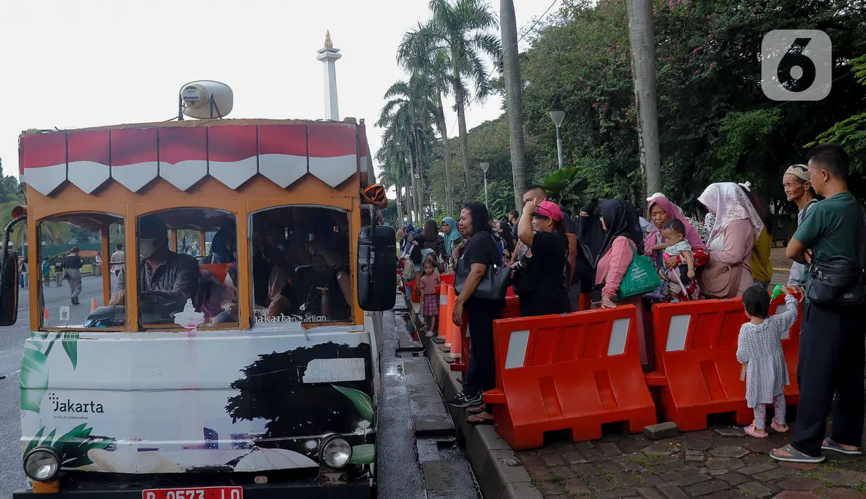 Monumen Nasional (Monas) masih menjadi pilihan warga untuk berwisata mengisi libur Lebaran 2025. (Liputan6.com/Herman Zakharia)