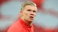 Penyerang Red Bull Salzburg, Erling Haaland saat mengikuti sesi latihan tim di stadion Anfield, Inggris (1/10/2019). Red Bull Salzburg akan bertanding melawan Liverpool pada grup E Liga Champions. (AFP Photo/Lindsey Parnaby)