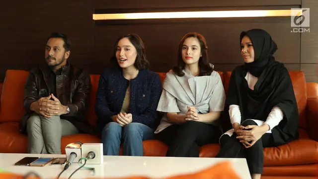 Pemain film Ayat-Ayat Cinta 2 Bront Palarae (kiri), Tatjana Saphira (kedua kiri), Chelsea Islan (kedua kanan) dan Dewi Sandra