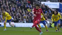 Mohamed Salah. Pemain sayap asal Mesir berusia 29 tahun yang telah 5 musim berseragam Liverpool ini baru saja mencetak gol ke-20 musim ini sekaligus ke-2000 bagi Liverpool di pentas Premier League lewat 1 gol penaltinya ke gawang Brighton yang berakhir 2-0. (AP/Kirsty Wigglesworth)