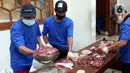 Panitia menimbang daging hewan kurban di Masjid Daarul Falah, Jakarta Selatan, Selasa (20/7/2021). Umat muslim seluruh dunia serempak merayakan Hari Raya Idul Adha yang ditandai dengan pemotongan hewan kurban sehari setelah jemaah haji wukuf di Padang Arafah. (Liputan6.com/Angga Yuniar)