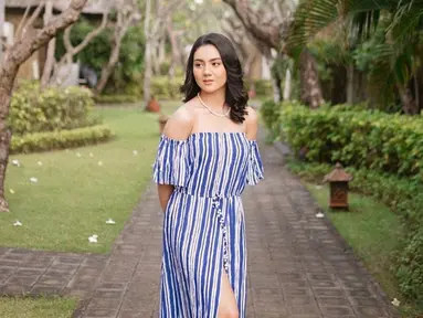 Mulai dari dress, blouse, hingga kaus, Ersya Aurelia memang pandai padu padankan outfit yang dikenakannya. Tampil dengan outfit off shoulder yang perlihatkan bahu indahnya, penampilan artis berusia 22 tahun ini makin menawan. Rambut yang dibiarkan digerai membuat pesona Ersya kian terpancar. (Liputan6.com/IG/@ersyaurel)