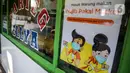 Pesan imbauan terlihat di Warteg Ellya yang menerapkan protokol kesehatan pencegahan penyebaran COVID-19, Cilandak Timur, Pasar Minggu, Jakarta, Selasa (21/7/2020). Warteg Ellya mewajibkan pengunjung untuk menggunakan masker saat makan di tempatnya. (Liputan6.com/Faizal Fanani)