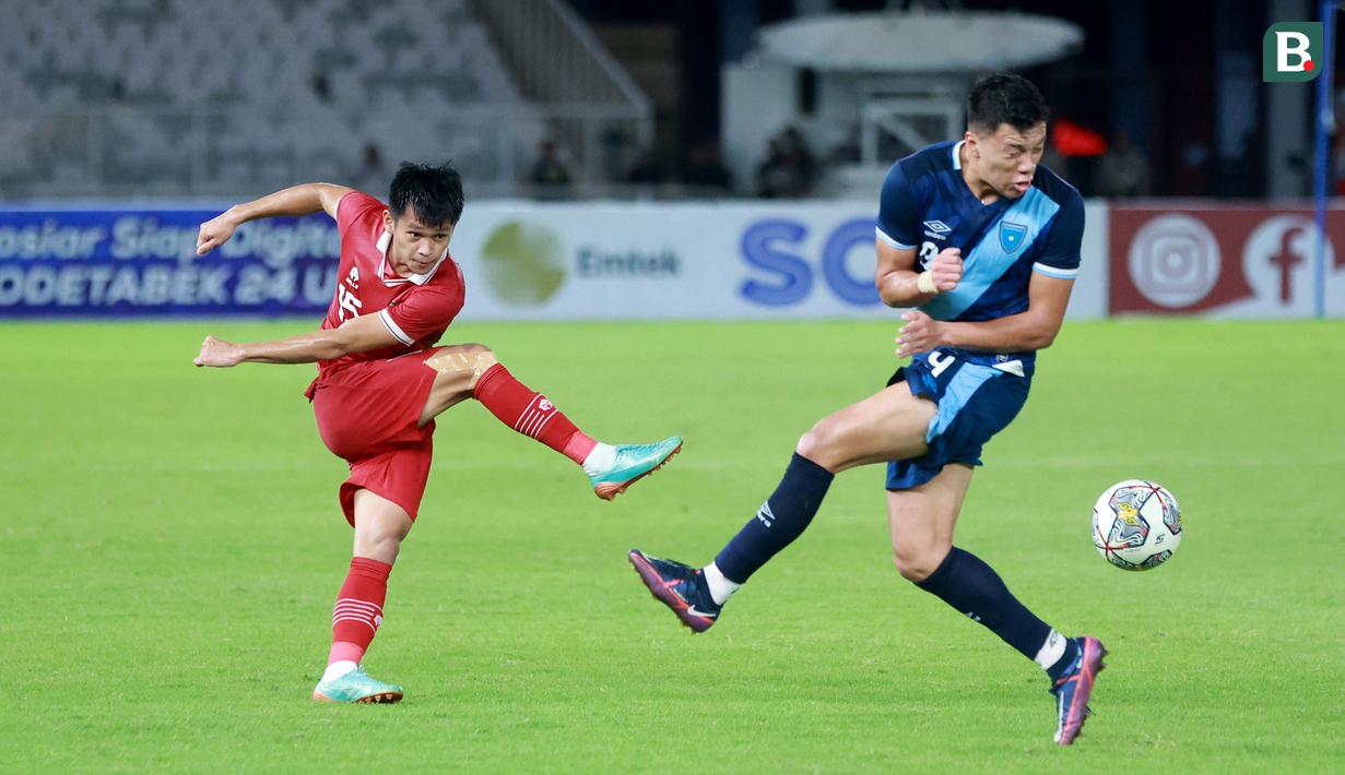 Pemain Timnas Indonesia U-20, Muhammad Dzaki, melepaskan tendangan saat melawan Guatemala pada laga turnamen mini di Stadion Utama Gelora Bung Karno (SUGBK), Selasa (21/2/2023). Dengan hasil yang mengecewakan tersebut sudah sepatutnya Garuda Muda harus segera bebenah dengan melakukan latihan akstra keras agar mampu tampil maksimal dan meraih hasil yang positif. (Bola.com/M Iqbal Ichsan)