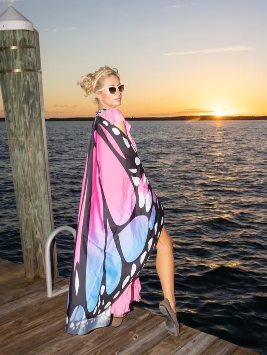 Perempuan 41 tahun itu terbang ke Bahama setelah merayakan natal di Beverly Hills [instagram/parishilton]