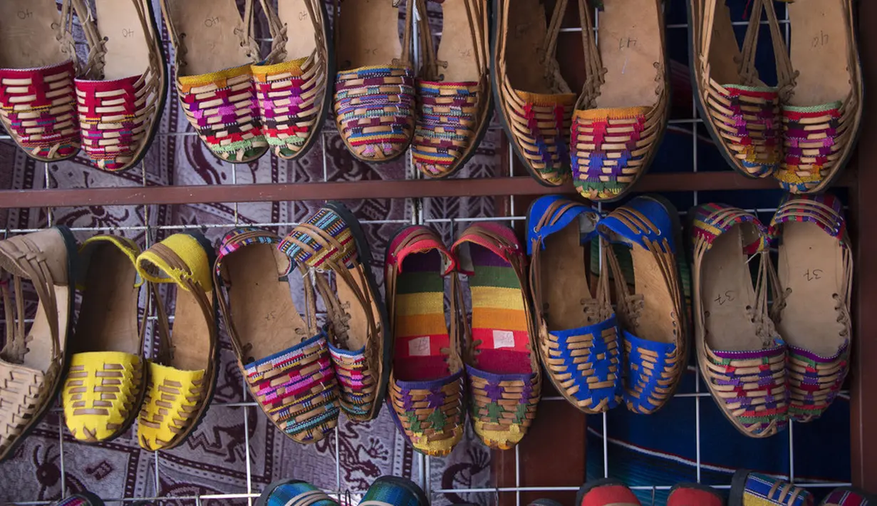 Gaya alas kaki ini dipercaya berasal dari Meksiko pra-Colombus. Jenis ini mulai populer sejak tahun 1960an, dianggap sebagai pilihan yang santai dan cocok untuk tampilan bernuansa musim panas. Foto: Shutterstock.