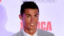 Penyerang Real Madrid, Cristiano Ronaldo berpose dengan sepatu emas keempatnya di Madrid, Spanyol, Selasa (13/10). Ronaldo kembali menerima Golden Boot dan merupakan gelar keempat bagi dirinya setelah mencetak 48 gol. (AFP PHOTO/JAVIER Soriano)