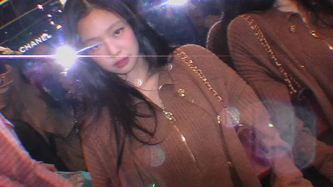 Gaya Slay Jennie BLACKPINK Keliling Paris Kenakan Outfit Musim Dingin, Andalkan Knitwear dan Koleksi Tas Termahal dari Chanel