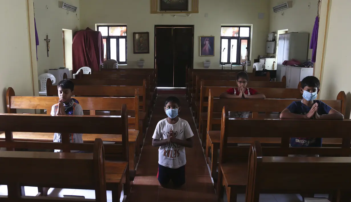 Umat Katolik berdoa di Gereja Our Lady of Lourdes saat perayaan Jumat Agung di Hyderabad, India, Jumat (10/4/2020). Pandemi virus corona COVID-19 yang melanda dunia membuat perayaan Jumat Agung berlangsung terbatas untuk menghindari penyebaran penyakit. (AP Photo/Mahesh Kumar A.)