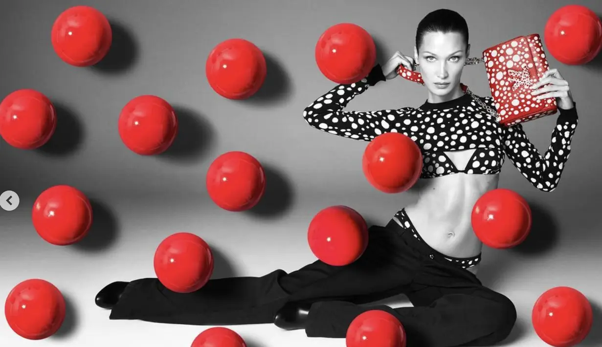 Kali ini, ia juga tampak begitu memukau dalam kampanye Louis Vuitton x Yayoi Kusama. Dengan konsep pop art, potret kampanye kali ini begitu memukau. [Foto: Instagram/ Bella Hadid]