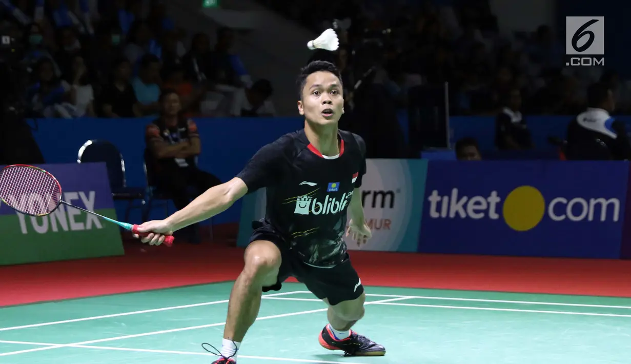 Pebulu tangkis unggulan ketujuh tunggal putra Indonesia Open 2019, Anthony Sinisuka Ginting saat melawan Kantaphon Wangcharoen (Thailand) di babak 16 besar Indonesia Open 2019 di Istora Senayan, Jakarta, Kamis (18/7/2019). Anthony kalah 20-22, 21-11, 19-21. (Liputan6.com/Helmi Fithriansyah)