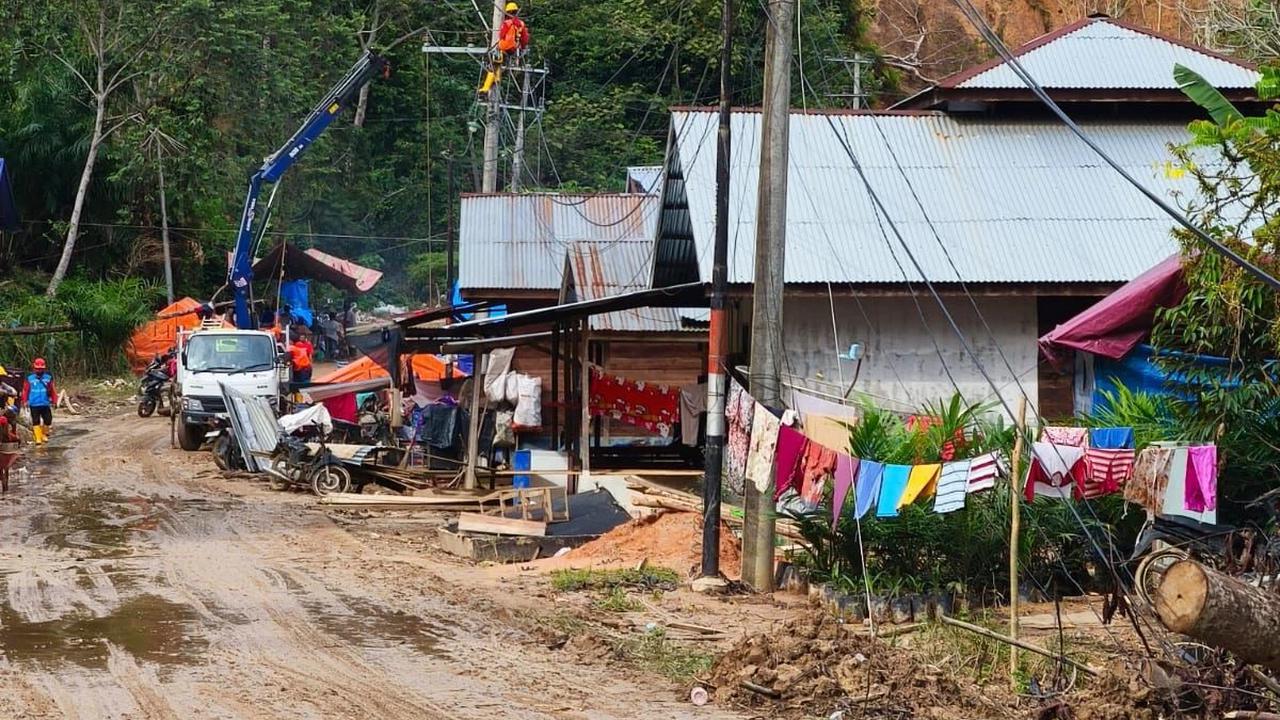 Petugas PLN sedang memperbaiki konstruksi jaringan listrik di Desa Lubuk Sibuk, Kuala Simpang, Aceh Tamiang.
