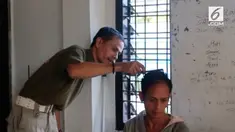 Seorang waria ditangkap polisi syariat Aceh dalam sebuah operasi malam di Banda Aceh. Rambut waria tersebut dipangkas oleh polisi syariat.