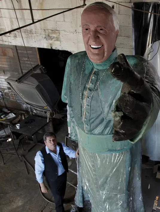 Patung Paus Francis yang telah selesai dibuat oleh Pematung Pedro Francisco Rodriguez di Ciudad Juarez , Meksiko , (20/4).Nantinya patung ini akan diperlihatkan publik pada bulan Mei. (REUTERS / Jose Luis Gonzalez)