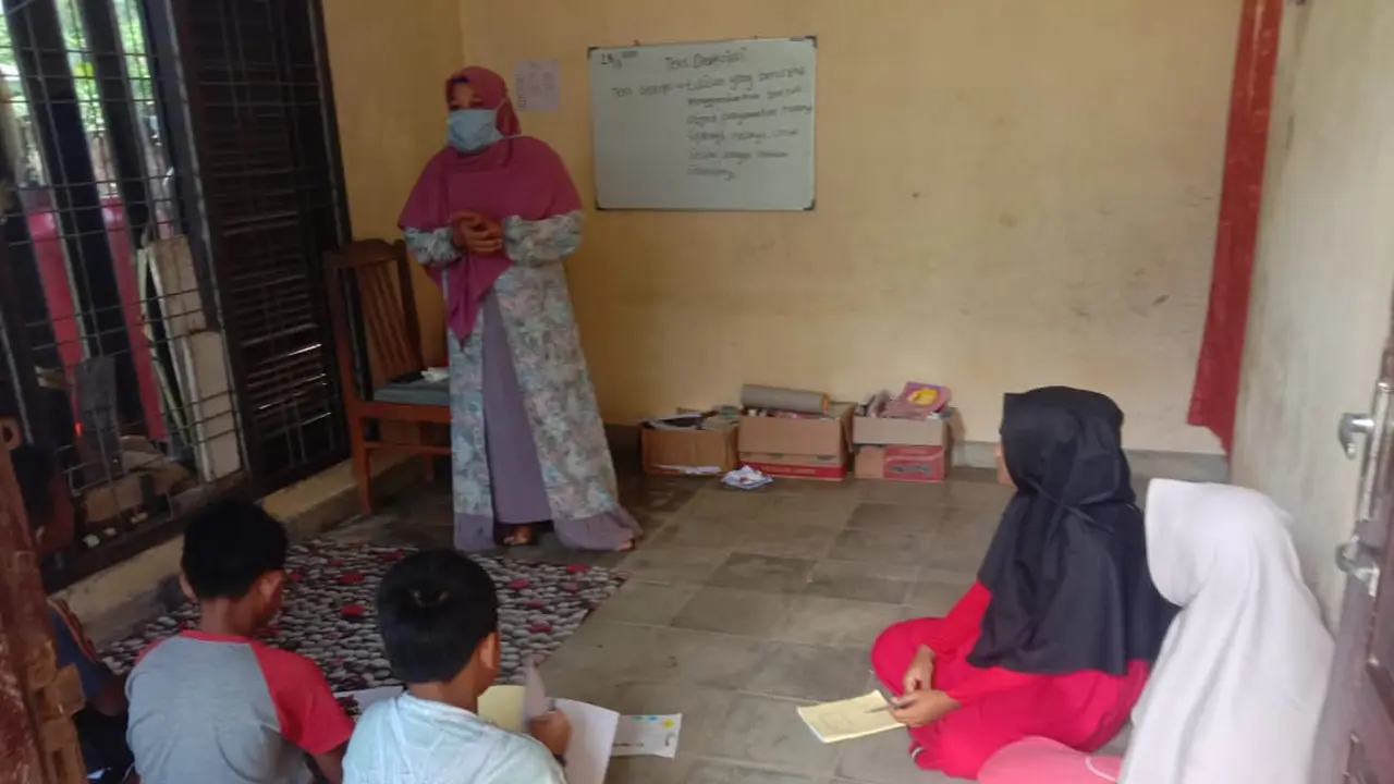 Empat Mahasiswa Pasir Pengaraian Edukasi Anak-anak Putus Sekolah Akibat Pandemi