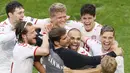 Para pemain Timnas Denmark ramai-ramai memeluk Martin Braithwaite usai ia mencetak gol ke gawang Wales pada babak 16 besar Euro 2020 di Johan Cruyff Arena, Sabtu (26/7/2021). (Koen van Weel, Pool via AP)