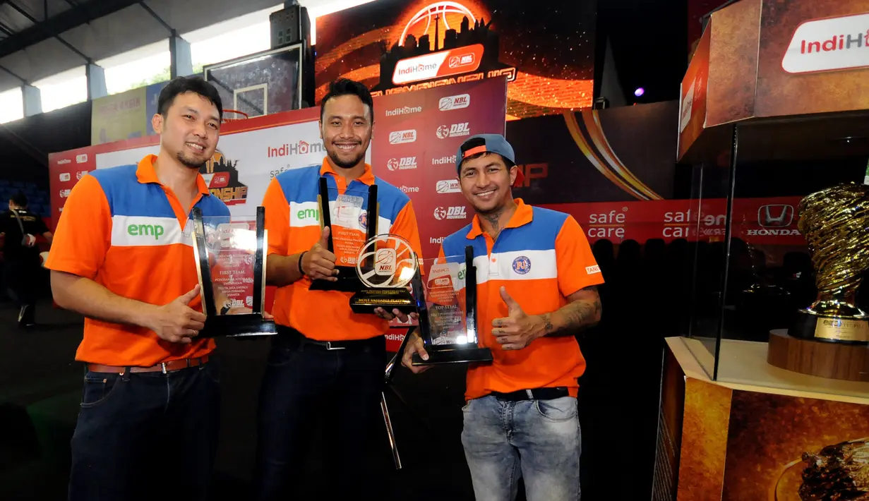 Tiga pebasket Pelita Jaya Energi Mega Persada Jakarta, Ponsianus Nyoman Indrawan, Adhi Pratama Prasetyo Putra dan Kelly Purwanto (kiri ke kanan) berfoto usai menerima NBL Awards 2015 di Jakarta, Jumat (1/5/2015). (Liputan6.com/Helmi Fithriansyah)