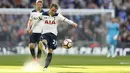 Pemain Tottenham Hotspur, Christian Eriksen menjadi salah setu pemain dengan tembakan mengarah ke gawang terbanyak pada laga perdana Premier League. Eriksen telah mengoleksi enam kali tembakan. (AFP/Adrian Dennis)