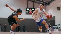 Duel antara Prawira Bandung melawan RANS Simba Bogor dalam laga IBL Tune-up Games yang digelar di GOR C-tra Arena Prawira, Bandung, Jumat (6/12/2024). (Bola.com/Erwin Snaz)