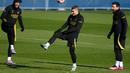 (dari kiri) Penyerang Paris Saint-Germain (PSG)Neymar, gelandang Italia Marco Verratti dan penyerang Argentina Lionel Messi mengikuti sesi latihan di Saint-Germain-en-Laye, sebelah barat Paris, Selasa (7/2/2023). PSG akan menghadapi Marseille di Stade Velodrome pada babak 16 besar Coupe de France 2022/2023, Kamis, 9 Februari 2023 dini hari WIB. (Photo by FRANCK FIFE / AFP)