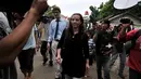 Istri terpidana mati kasus narkoba Sergei Atlaoui asal Prancis, Sabine Atlaoui usai mengunjungi lapas Pasir Putih, Nusakambangan, Jateng, Kamis (5/3/2015). (Liputan6.com/Johan Tallo)