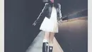 Sempurnakan tampilan ala biker girl-nya, Ayu Ting-Ting menggenakan boots Chanel seharga Rp54 jutaan [@ayutingting92]