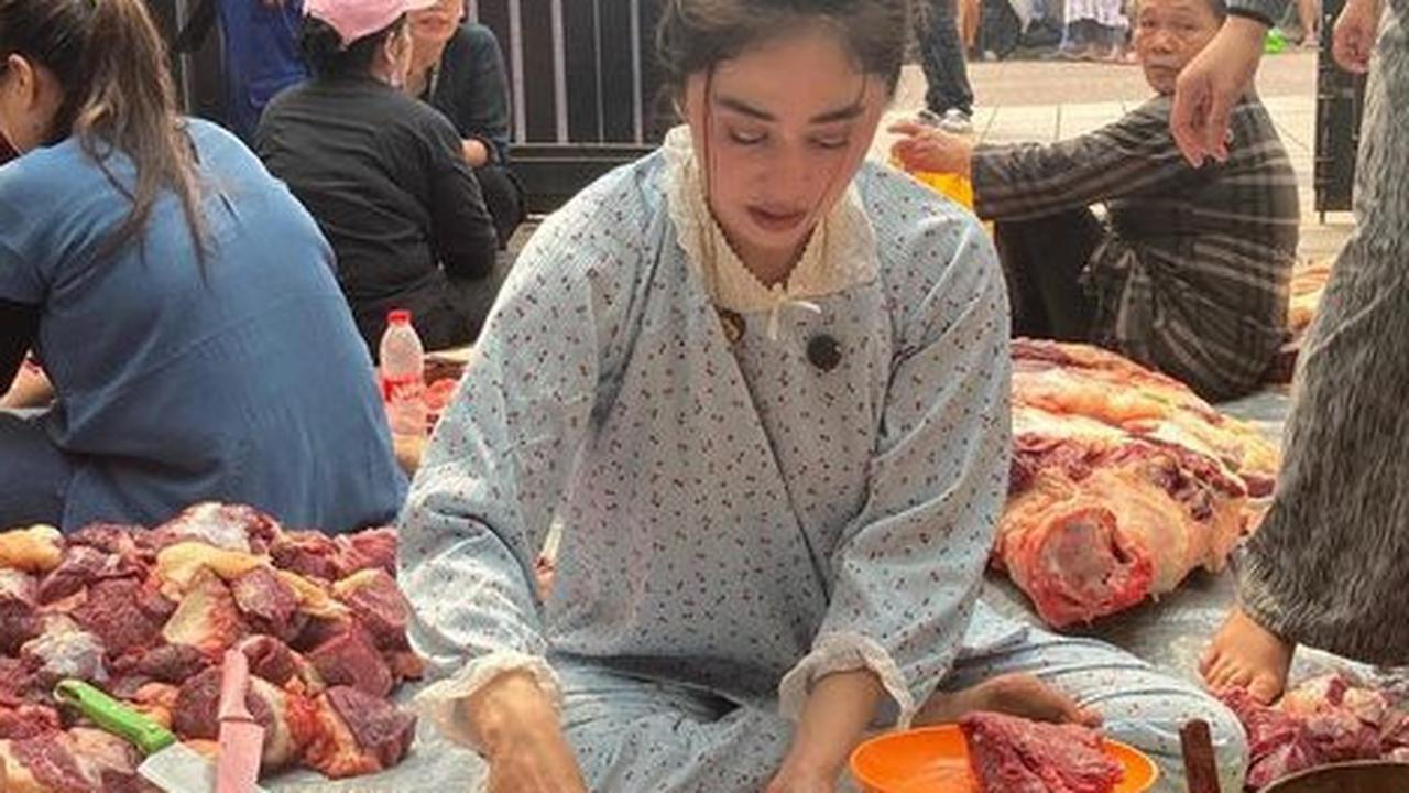 Potret Cantik Dewi Perssik Saat Potong dan Timbang Daging Kurban Idul Adha, Tampil Simple Pakai Piyama