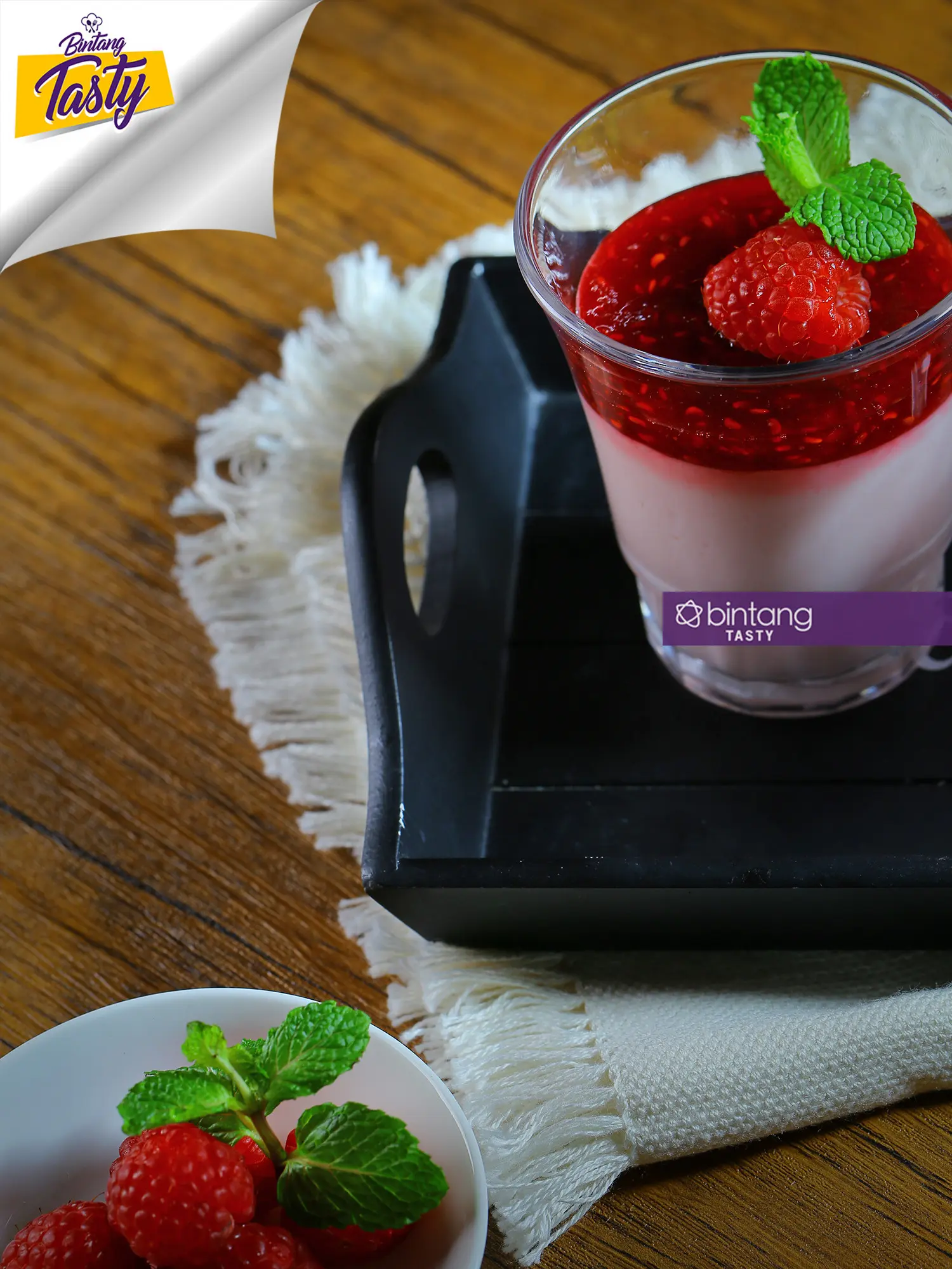 Creamy raspberry pudding. (Fotografer: Adrian Putra/DI: M. Iqbal Nurfajri/Chef: Arum Sari)