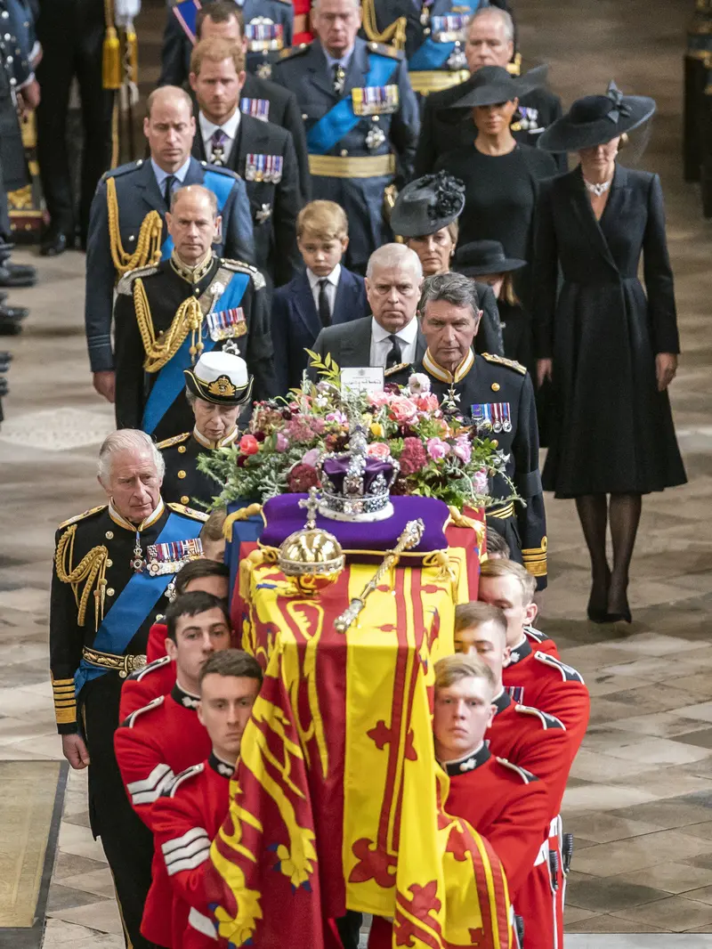 Haru Selimuti Prosesi Pemakaman Ratu Elizabeth II di Kastil Windsor