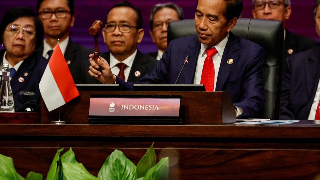 Peresmian pembukaan Konferensi Tingkat Tinggi (KTT) ke-43 ASEAN telah dipimpin oleh Presiden Joko Widodo atau Jokowi  di JCC Senayan Jakarta, Selasa (5/9/2023). <br><br>Pembukaan ditandai dengan pukul palu yang dilakukan secara simbolis oleh Presiden J