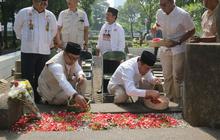 FOTO: Hari Pertama Masa Kampanye Pilkada Jakarta 2024, Pasangan Ridwan Kamil-Suswono Awali dengan Ziarah ke Makam MH Thamrin
