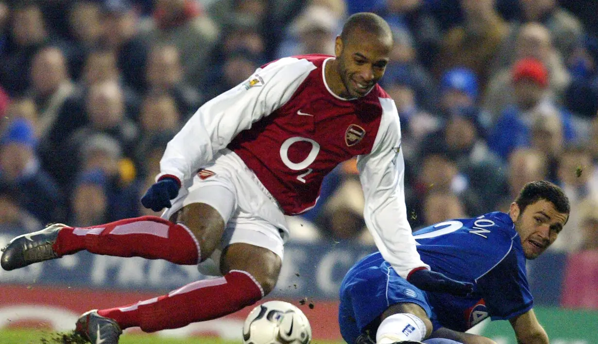 2. Thierry Henry. Terinspirasi Sonny Anderson saat bermain di Liga Prancis untuk AS Monaco dalam rentang 1992-1999. Awalnya ia sempat diledek rekan-rekannya karena lebih mirip penari balet dengan kaos kaki yang direntangkan melebihi lutut. (AFP/Odd Andersen)