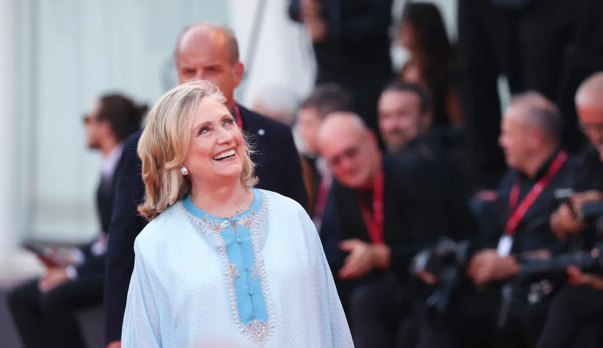 Hillary Clinton berpose untuk fotografer setibanya pada pemutaran perdana film 'White Noise' dan upacara pembukaan Venice Film Festival ke-79 di Venesia, Italia, 31 Agustus 2022. Pada ajang ini Hillary tampil makin muda karena dilengkapi sepasang flat shoes yang nyaman tapi keren. (Photo by Vianney Le Caer/Invision/AP)