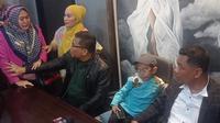 Daus Mini kedatangan Shelvie Hana Wijaya saat menggelar jumpa pers di kantor pengacaranya di kawasan Mampang, Jakarta Selatan, Jumat (17/2/2023). (Dok. via M. Altaf Jauhar)