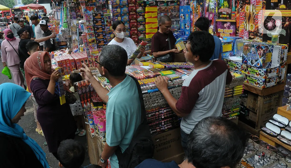 Sejak pekan ini hingga menuju masa Nataru, sudah banyak berjejer pedagang kembang api. (merdeka.com/Imam Buhori)