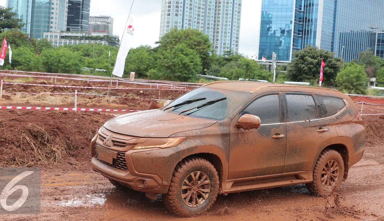 All New Pajero Sport  saat melakukan Test Drive and Ride`di Jakarta, Kamis (25/2). Ajang ini mengajak peserta melibas trek tanah merah dengan panjang 1,2 kilometer agar mengetahui kekuatan dan kecangihan mobil tersebut. (Liputan6.com/Angga Yuniar)