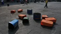 Banyak fasilitas umum seperti terlihat di Jalan Tosari dan Kota Tua kondisinya rusak atau kurang terawat, Senin (25/8/14). (Liputan6.com/Johan Tallo)