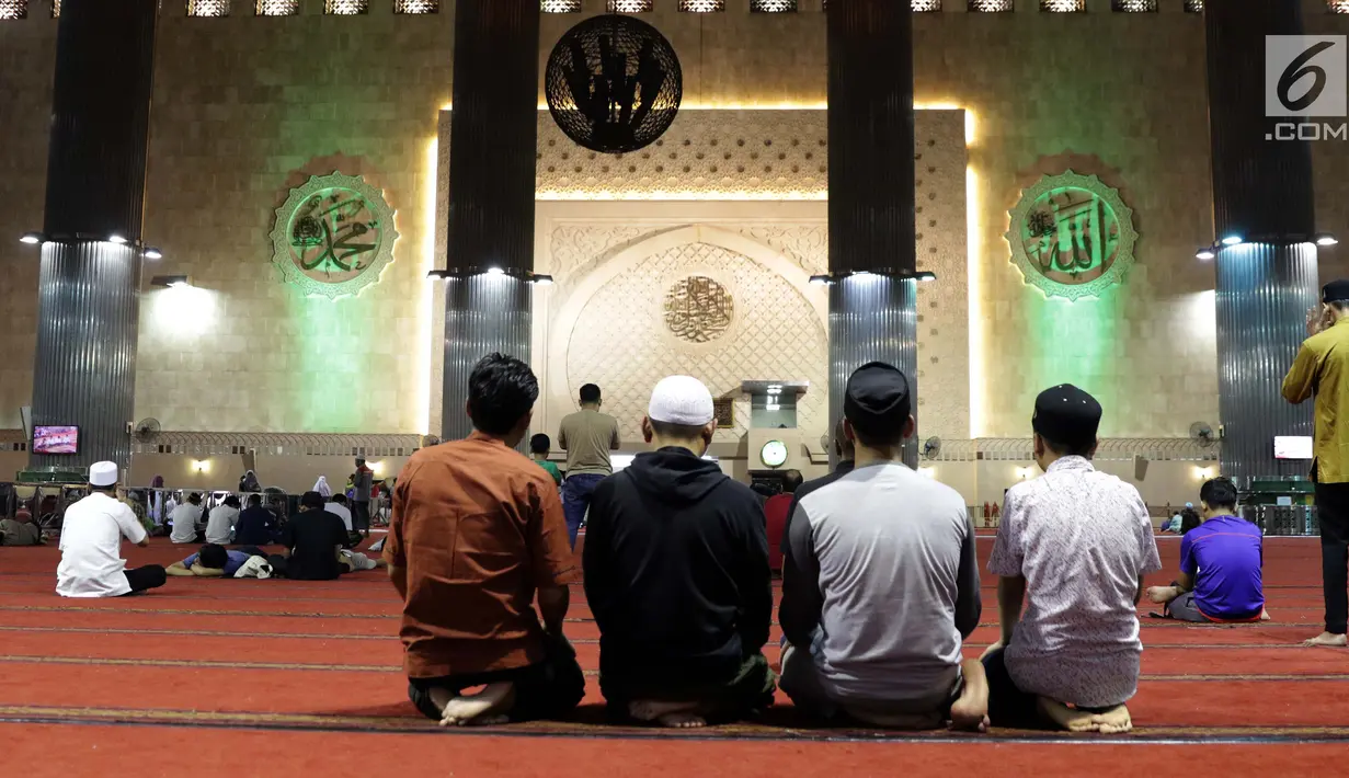 Umat muslim melaksanakan salat saat malam takbiran di Masjid Istiqlal, Jakarta, Selasa (4/6/2019). Umat muslim akan melaksanakan salat Idul Fitri 1440 Hijriah di Masjid Istiqlal, Jakarta. (Liputan6.com/Helmi Fithriansyah)