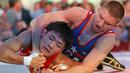 Pegulat AS, Zain Retherford mengunci Daichi Takatani asal Jepang saat pertandingan gulat "Beat the Streets" di New York Times Square, (17/5). Kompetisi gulat ini digelar sebagai program gulat atletik New York. (AP Photo/Kathy Willens)