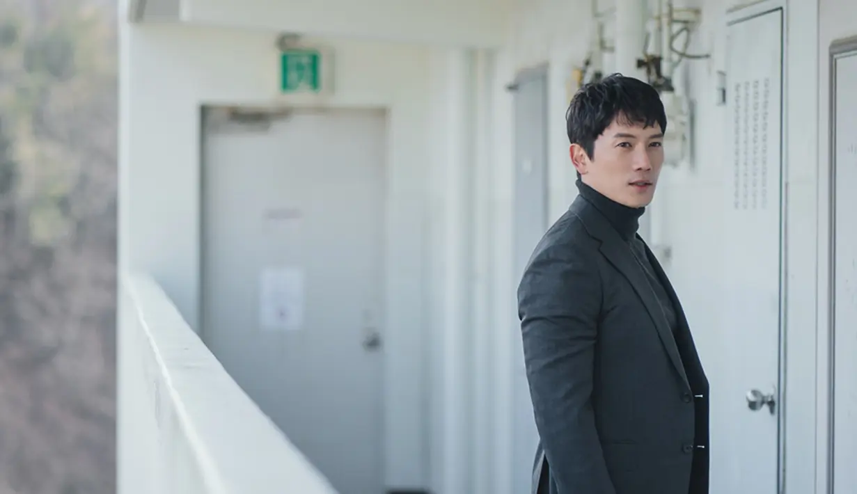 Ji Sung membintangi drakor baru berjudul Adamas. Bercerita tentang saudara kembar yang mengungkap kebenaran dari insiden 22 tahun yang lalu. Keduanya bekerja sama membersihkan nama baik ayah mereka.