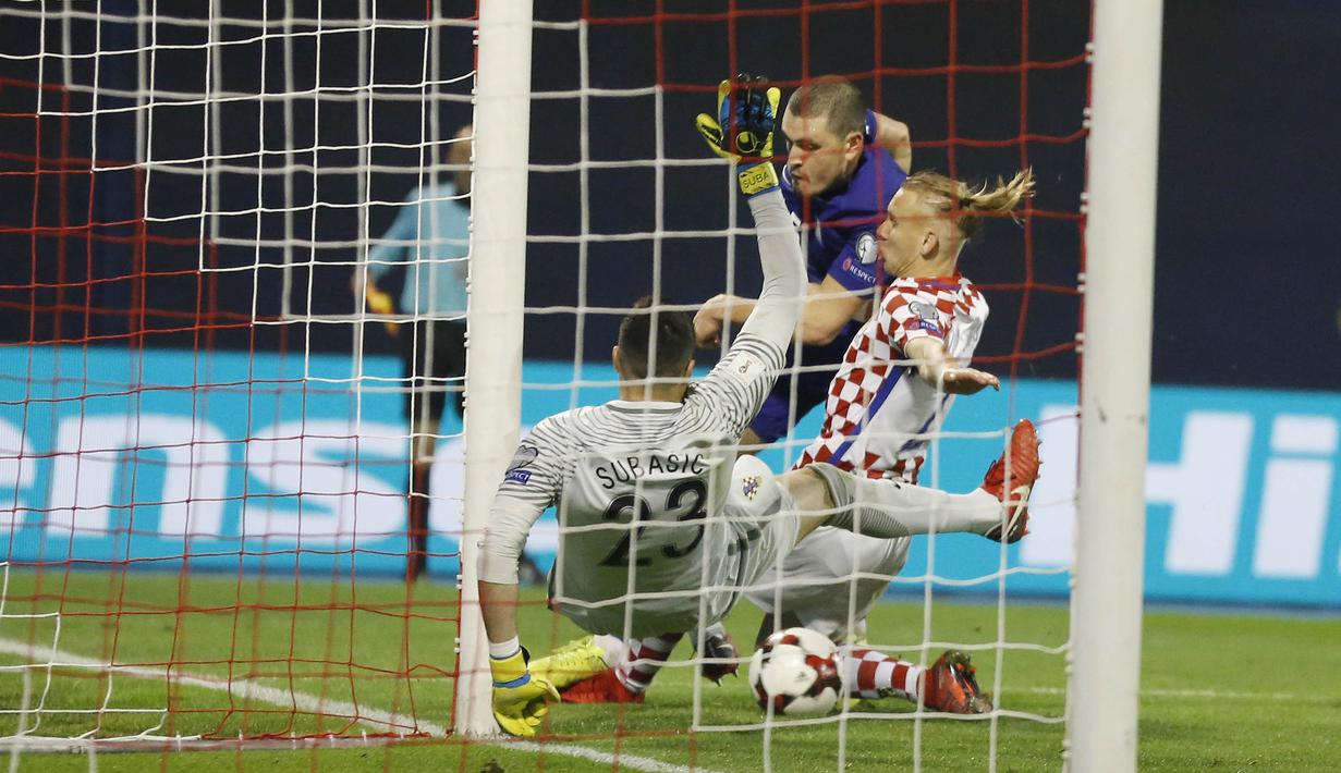 Pemain Yunani, Kyriakos Papadopoulos, melepaskan tendangan ke gawang Kroasia pada laga leg pertama playoff Piala Dunia 2018 di Stadion Maksimir, Kamis (9/11/2017). Kroasia menang 4-1 atas Yunani. (AP/Darko Bandic)