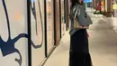 Melihat pesona Sintya Marisca saat pakai rok. Ia memadukan atasan hoodie abu-abu dengan rok midi berwarna hitam, kaus kaki tinggi putih dan alas kaki hitam. Ia juga tampak mengenakan shoulder bag cokelat. [Foto: Instagram/sintyamarisca]