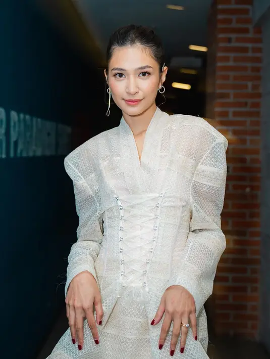 Mikha Tambayong memilih dress dengan aksen korset yang chic dan sophisticated. [@miktambayong]