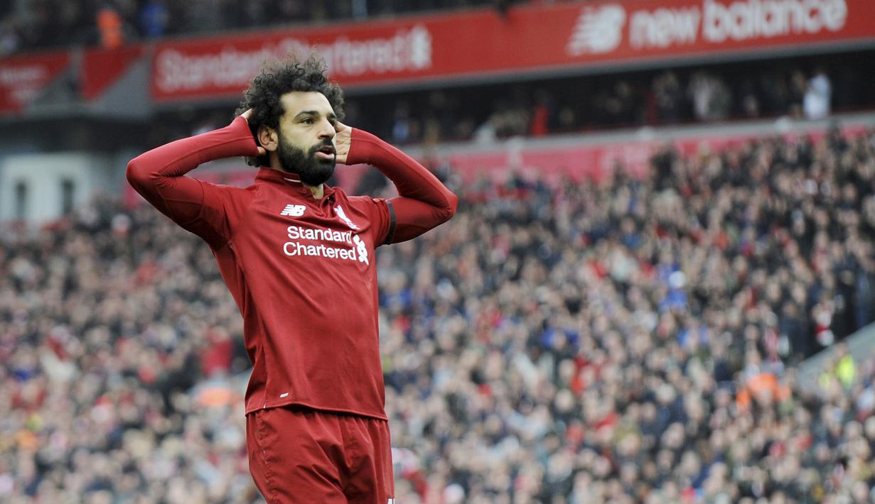 Penyerang Liverpool, Mohamed Salah, melakukan selebrasi usai membobol gawang Chelsea pada laga Premier League di Stadion Anfield, Minggu (14/4). Liverpool menang 2-0 atas Chelsea. (AP/Rui Vieira)
