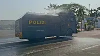 Water cannon semprot jalan di Kota Serang. (Liputan6.com/Yandhi Deslatama)
