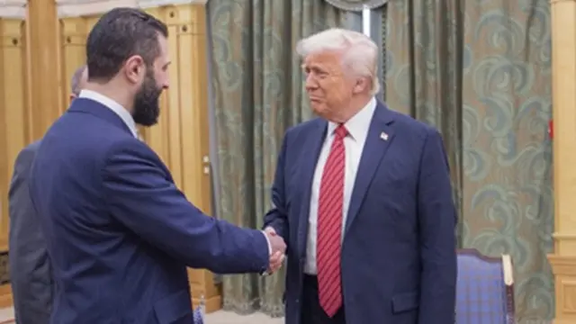 Presiden Amerika Serikat Donald Trump berjabat tangan dengan presiden sementara Suriah Ahmad al-Sharaa, di Riyadh, Arab Saudi, Rabu (14/5/2025).