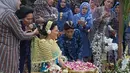 Rangkaian bunga melati melingkari tubuh dan hiasan kepala Vicky saat prosesi siraman berlangsung tentunya membuat aura cantik penyanyi yang satu ini semakin terpancar. Senyum semringah terus melingkar di wajahnya. (doc. pribadi/Ade Andrini)