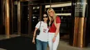 Kekasih Ivar Jenner,  Bernice Mengers tampil mengenakan jersey warna merahnya yang dipadukan dengan celana panjang warna putih. [@acadumpie]