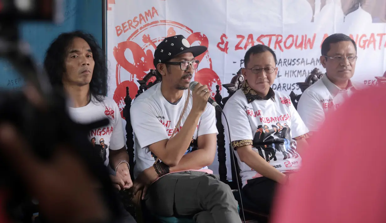 Slank menggelar konser di 4 pesantren di 4 kota, yakni Pesantren Darussalam, Cujengjing (Ciamis), Pesantren Al Hikmah 2, Sirampog (Brebes), Pesantren Darussalam, Subah (Batang), dan Pesantren Amanatul Ummah, Pacet (Mojokerto). (Nurwahyunan/Bintang.com)